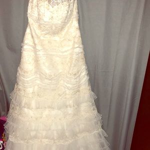 Ivory Wedding Dress. Never been worn before.